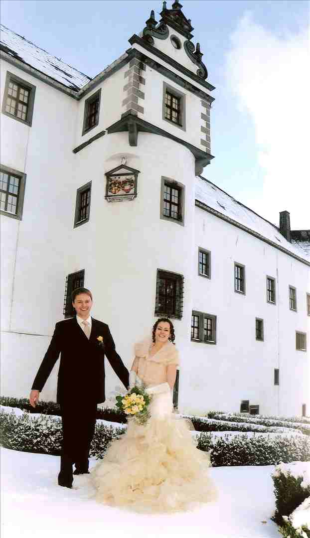 Brautpaar im verschneiten Schloss Lauenstein