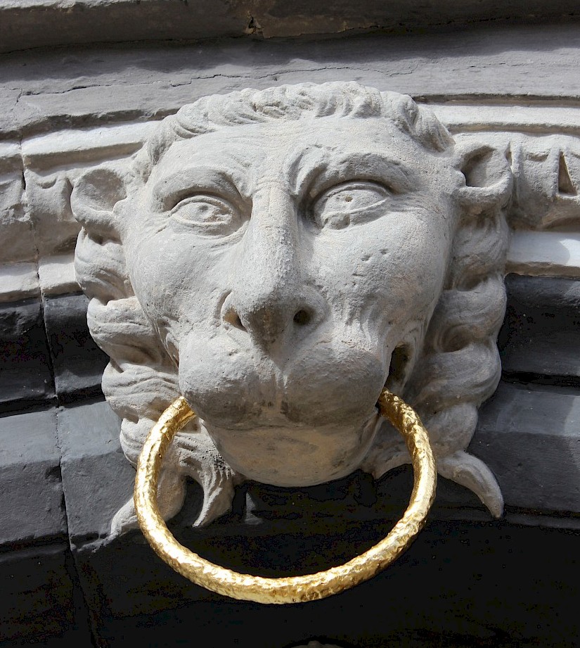 Löwenkopf über dem Hauptportal des Schlosses